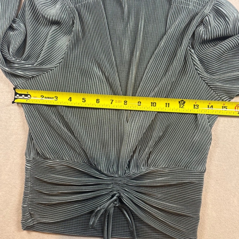 ASTR The Label Womens Plisse Pleated Cinched Front V-Neck Cropped Blouse Sage XS - Picture 3 of 5